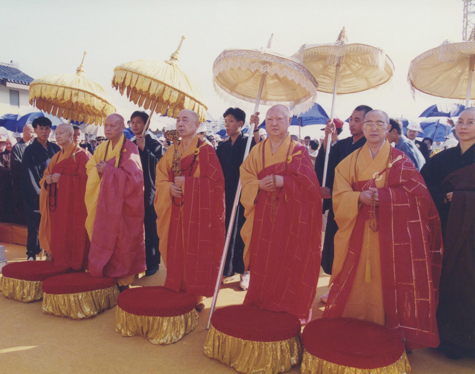 禮請覺光法師(中)、聖一法師(左2)、永惺法師(右2)、融靈法師(左1)、及松純法師(右1)主持大雄殿金柱祟樹灑淨典禮