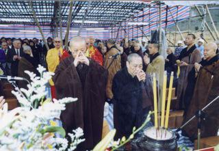 志蓮淨苑住持瑞融法師(右)及輔行宏勳法師(左)在奠基灑淨儀式