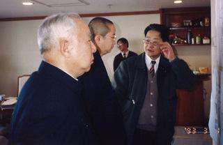 師父與杜仙洲先生(左)羅哲文先生(右)交流有關中國古建木結構之學問