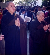 瑞融當家師(右)與輔行宏勳法師(左)虔誠祈願志蓮淨苑重建順利完成